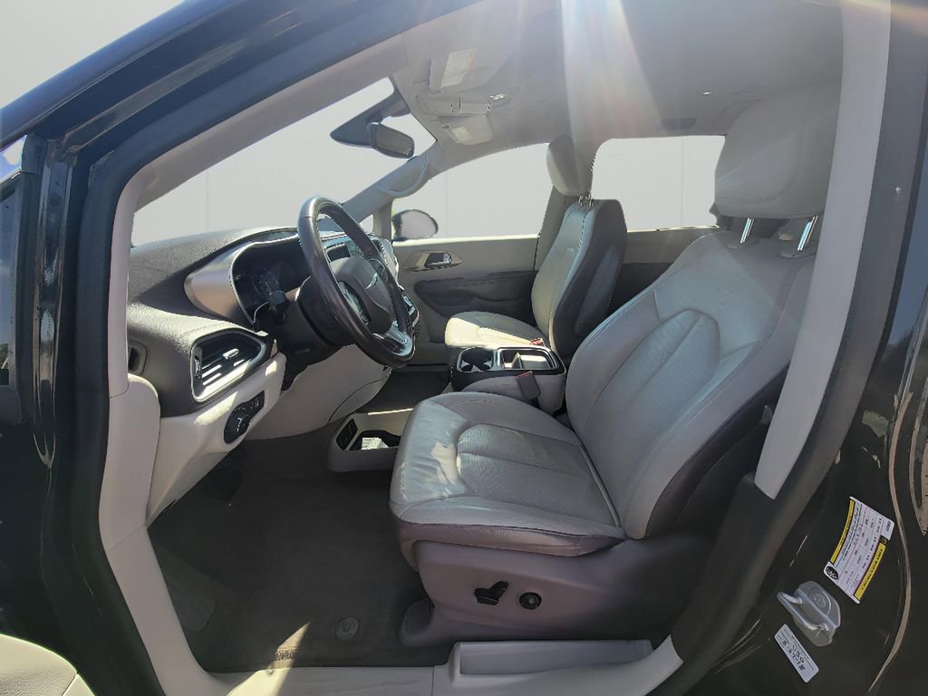 Used 2018 Chrysler Pacifica Touring-L image 11