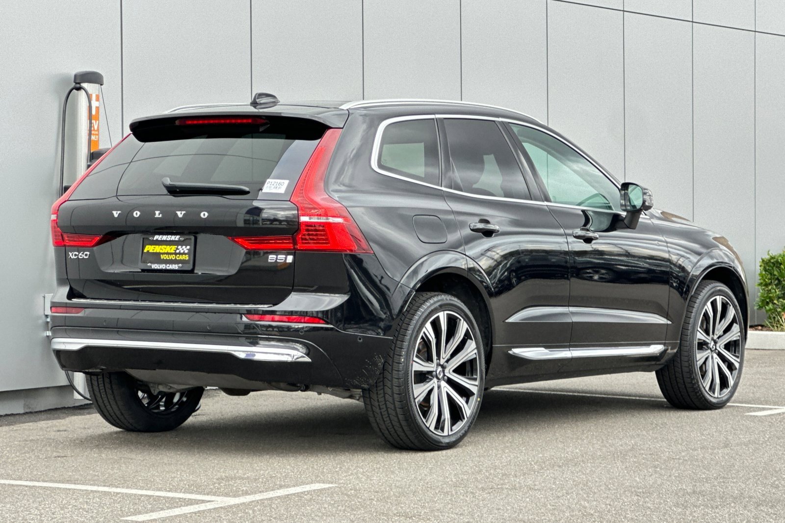 Used 2023 Volvo XC60 B5 Ultimate w/ Climate Package image 5
