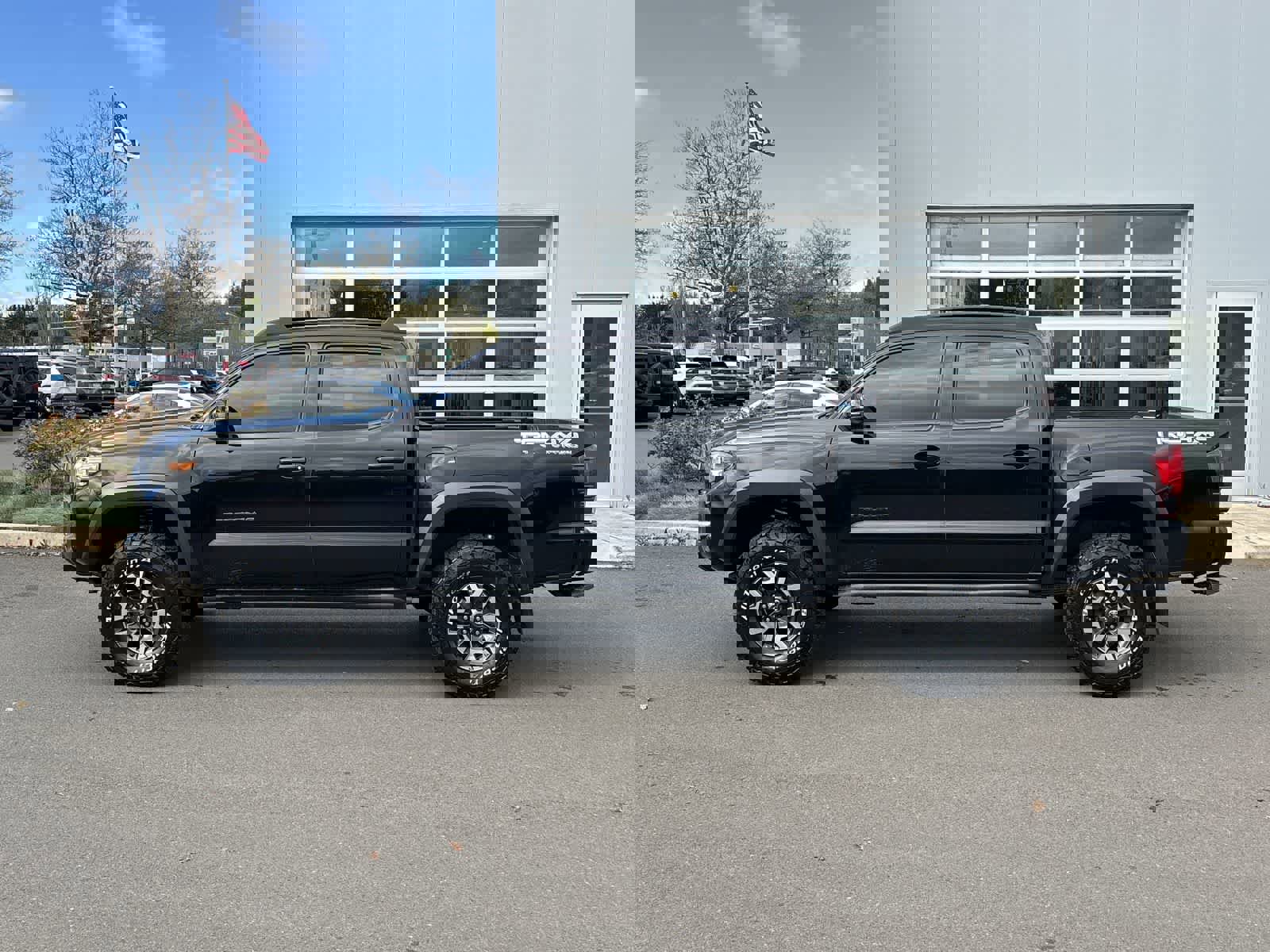 Used 2018 Toyota Tacoma TRD Off-Road image 2