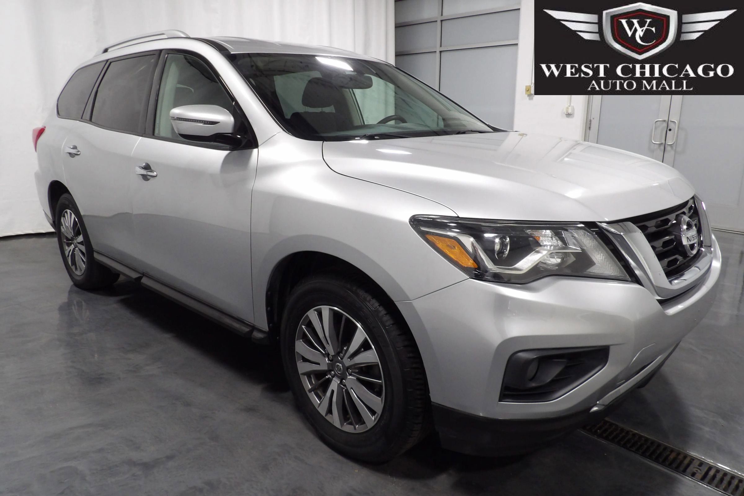 Used 2019 Nissan Pathfinder SV image 1