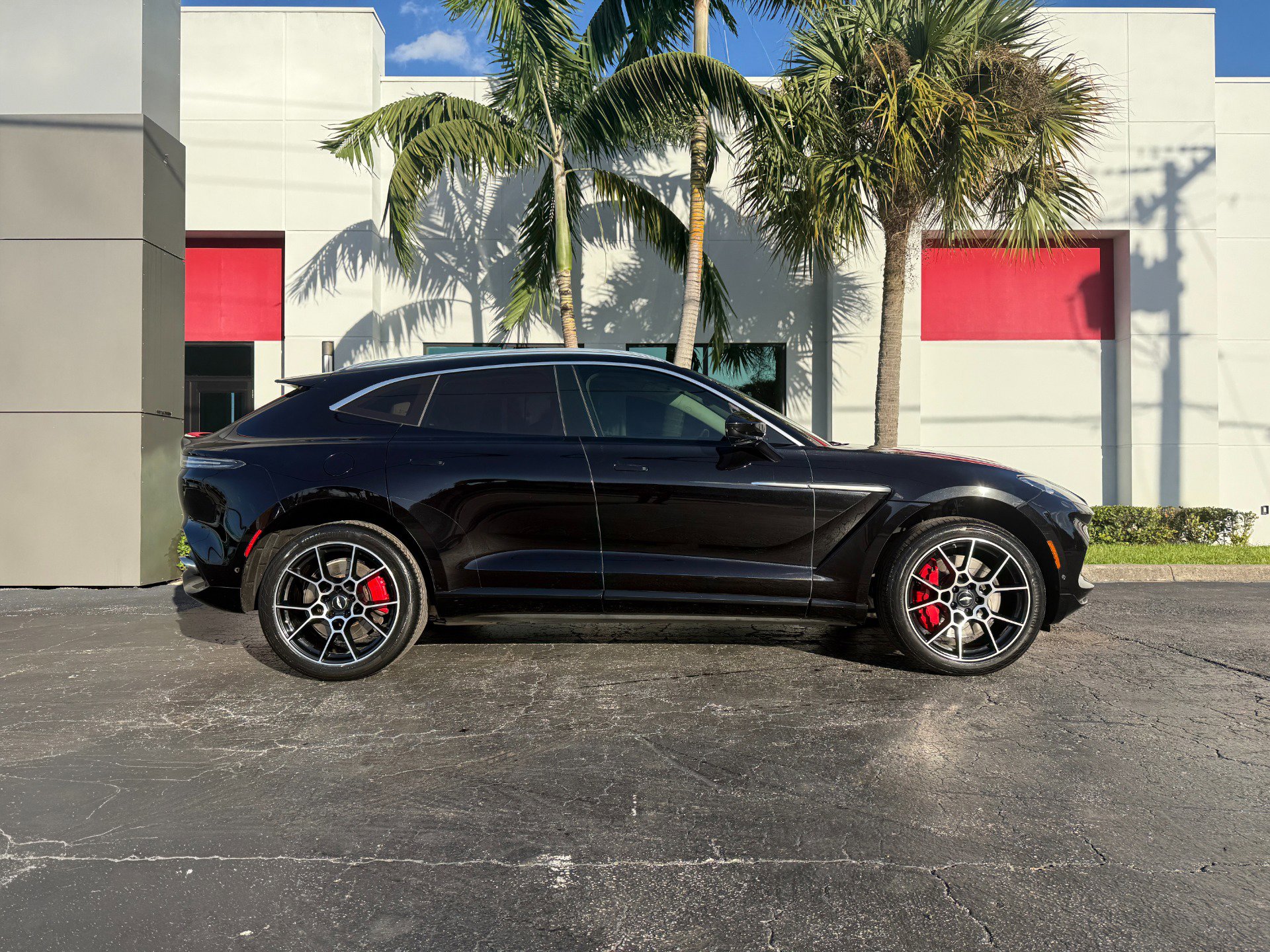 Used 2021 Aston Martin DBX image 4