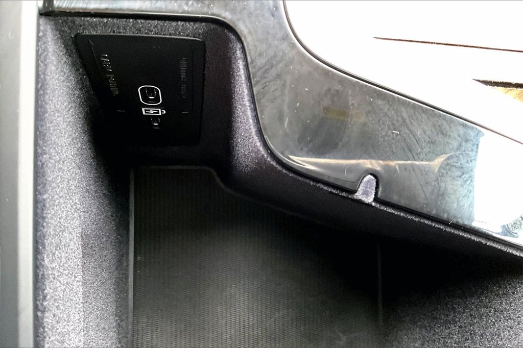Used 2024 Volvo XC90 B6 Plus w/ Protection Package image 16