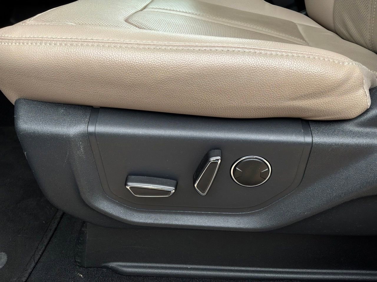 Used 2024 Ford Expedition Limited AWD/4WD image 22