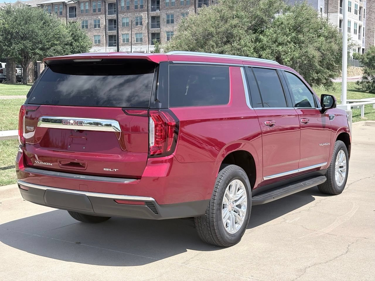 Used 2024 GMC Yukon XL SLT w/ SLT Luxury Package AWD/4WD image 4