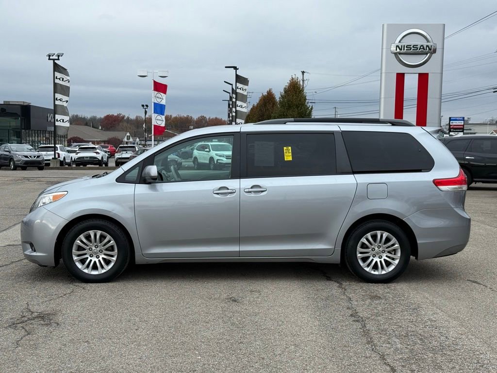 Used 2013 Toyota Sienna XLE image 2