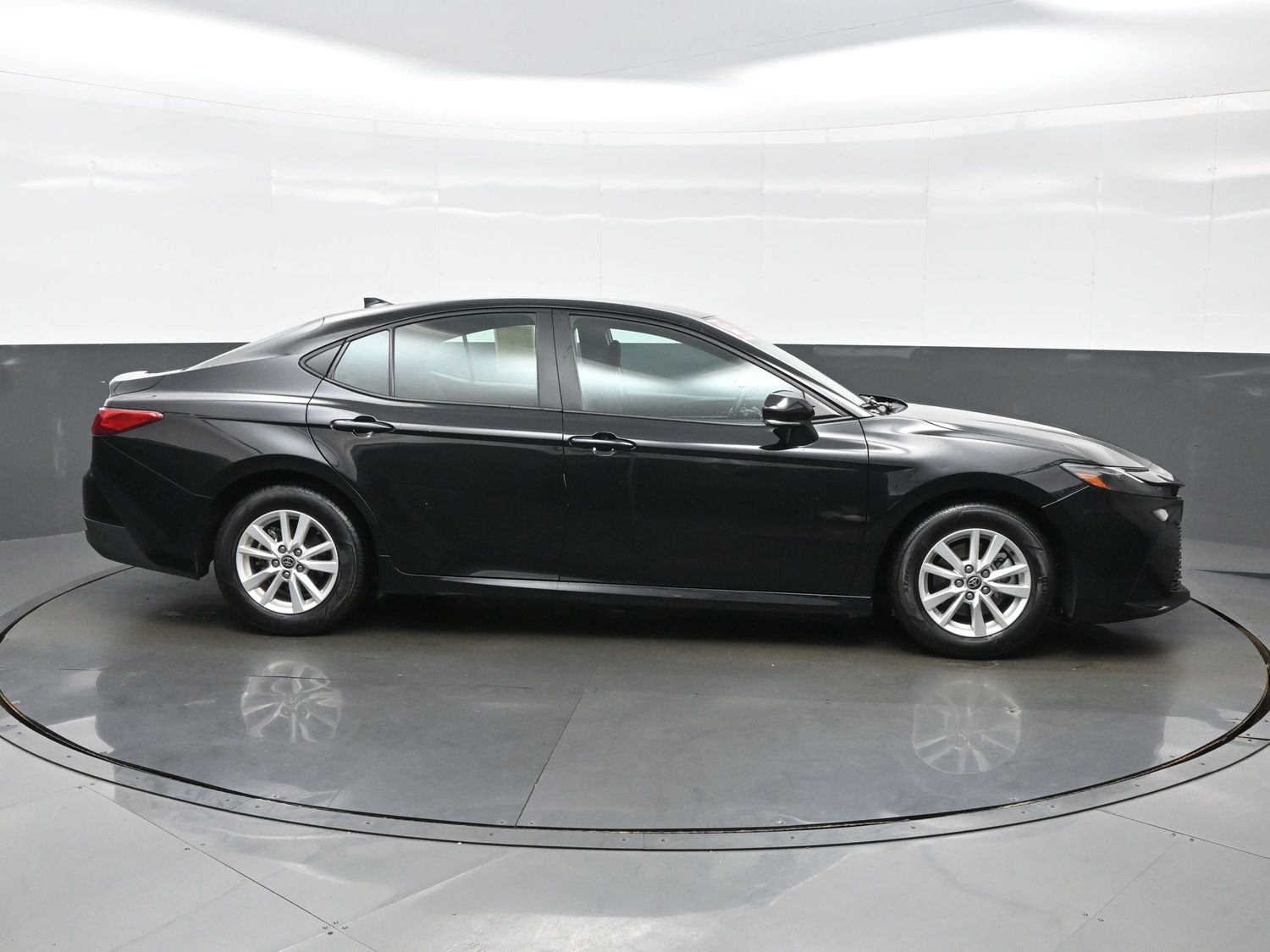 Used 2025 Toyota Camry LE FWD image 7