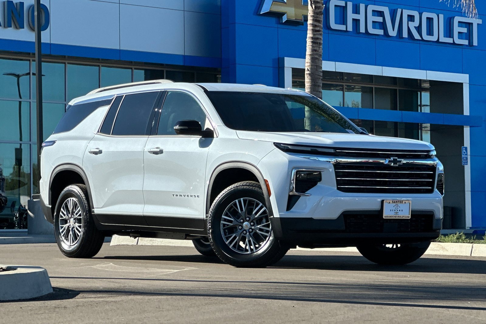 New 2026 Chevrolet Traverse LT image 2