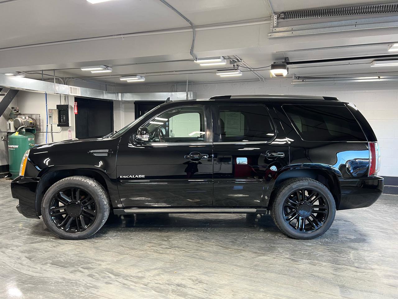 Used 2013 Cadillac Escalade Premium image 5