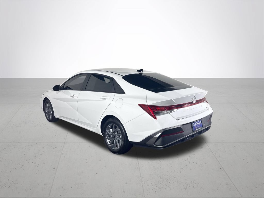 Used 2025 Hyundai Elantra Hybrid FWD image 8