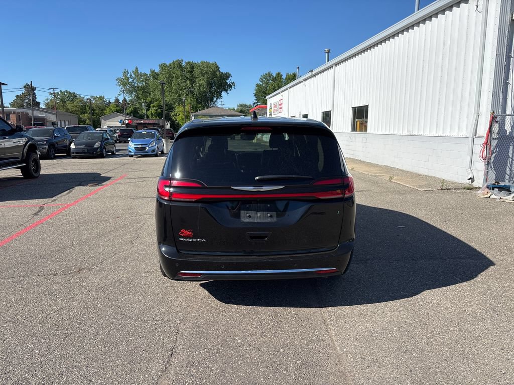 Used 2023 Chrysler Pacifica Touring-L FWD image 9