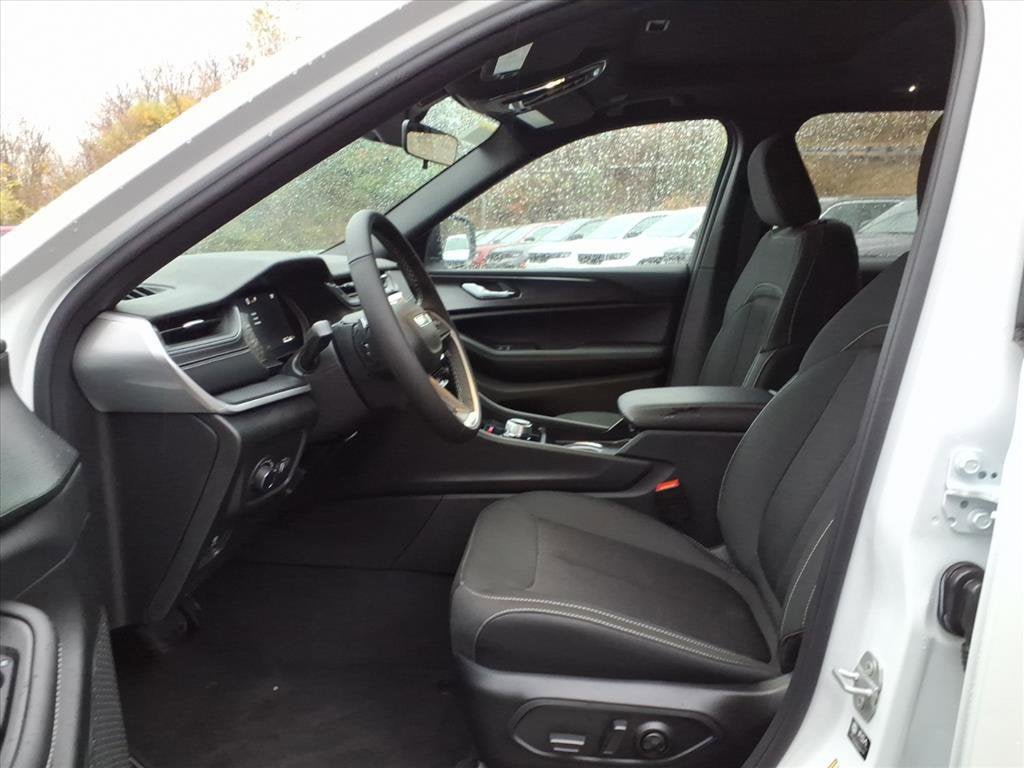 New 2025 Jeep Grand Cherokee Laredo X w/ Luxury Tech Group I image 6