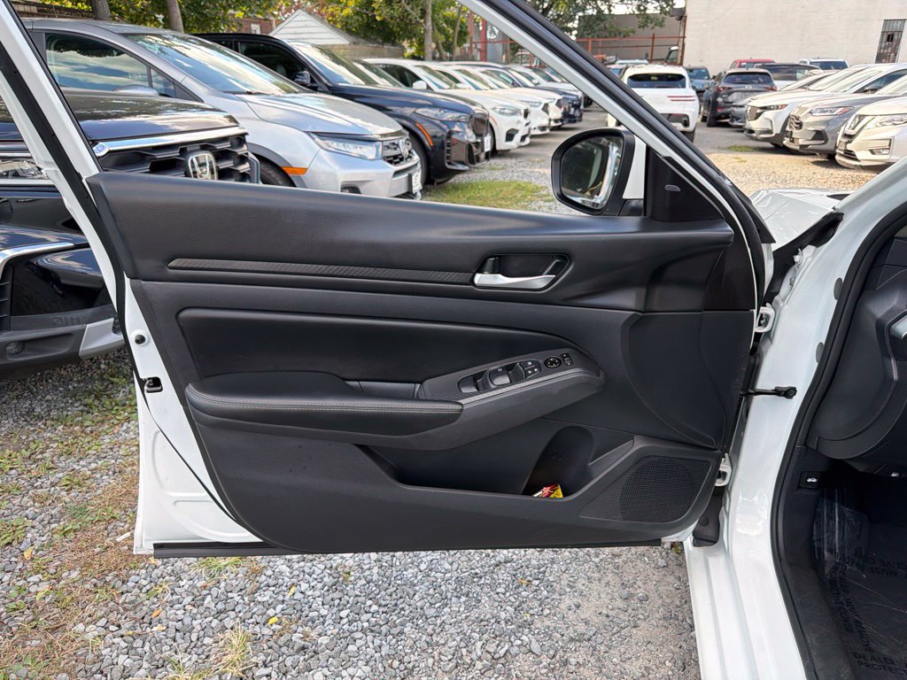 Used 2024 Nissan Altima 2.5 SV w/ SV Premium Package AWD/4WD image 23