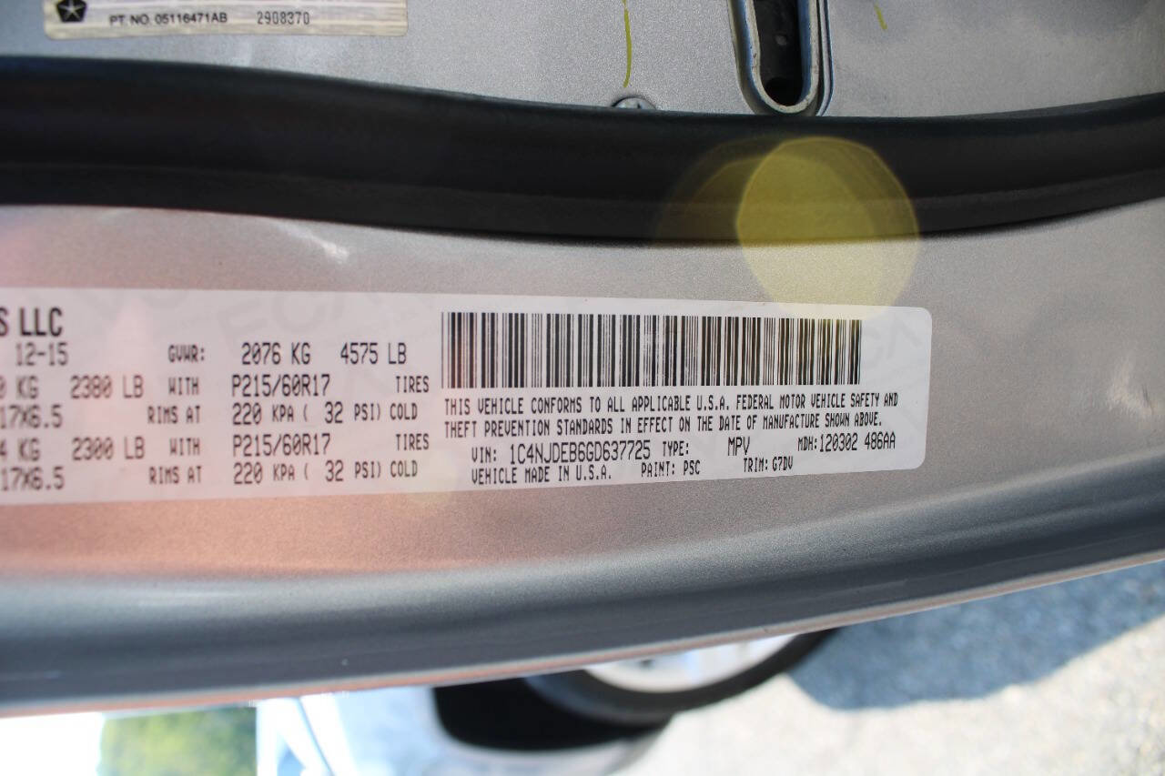 Used 2016 Jeep Compass Latitude image 41