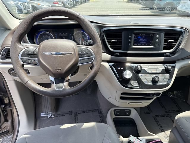 Used 2017 Chrysler Pacifica Touring FWD image 17