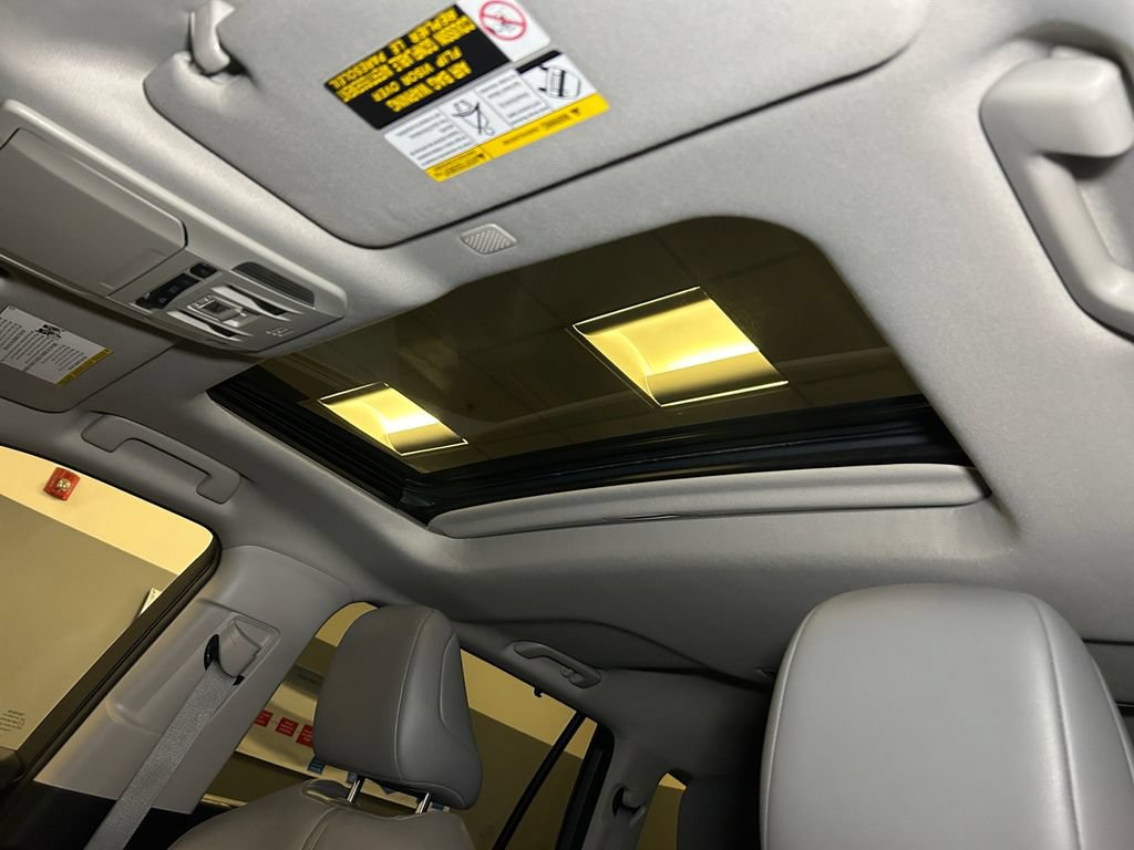 Used 2021 Toyota Highlander XLE AWD/4WD image 16