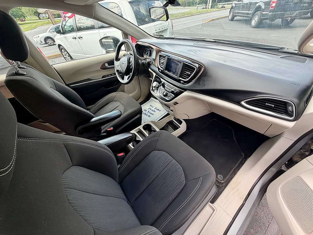 Used 2020 Chrysler Voyager L FWD image 10