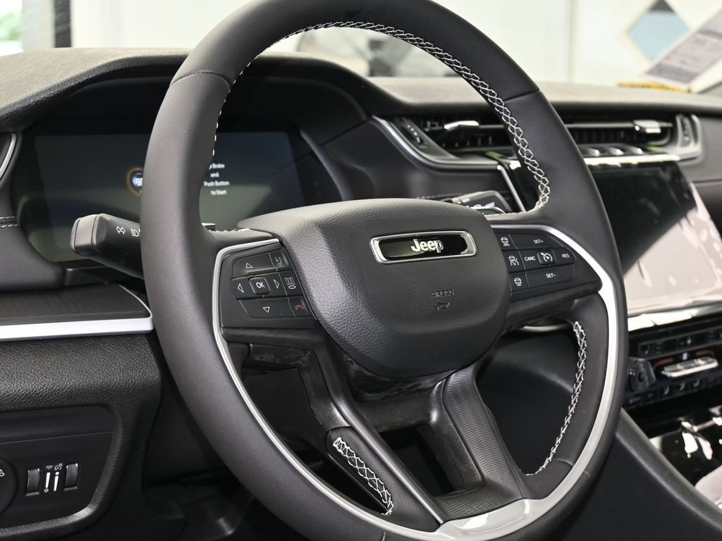 New 2025 Jeep Grand Cherokee Altitude image 14