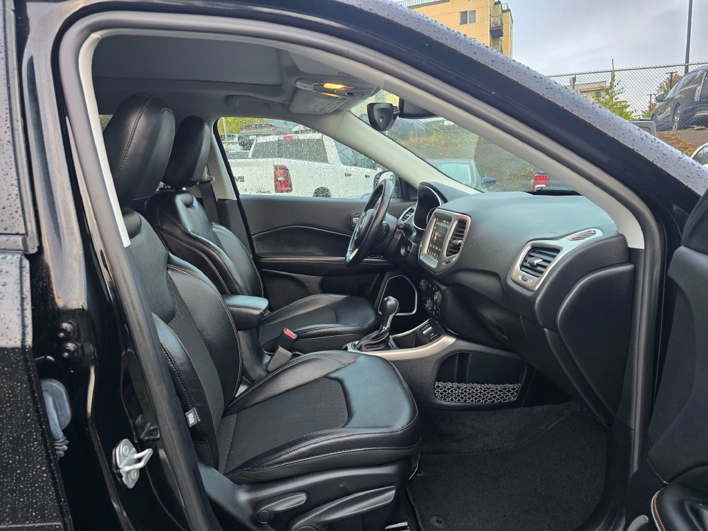 Used 2018 Jeep Compass Latitude w/ Popular Equipment Group FWD image 12