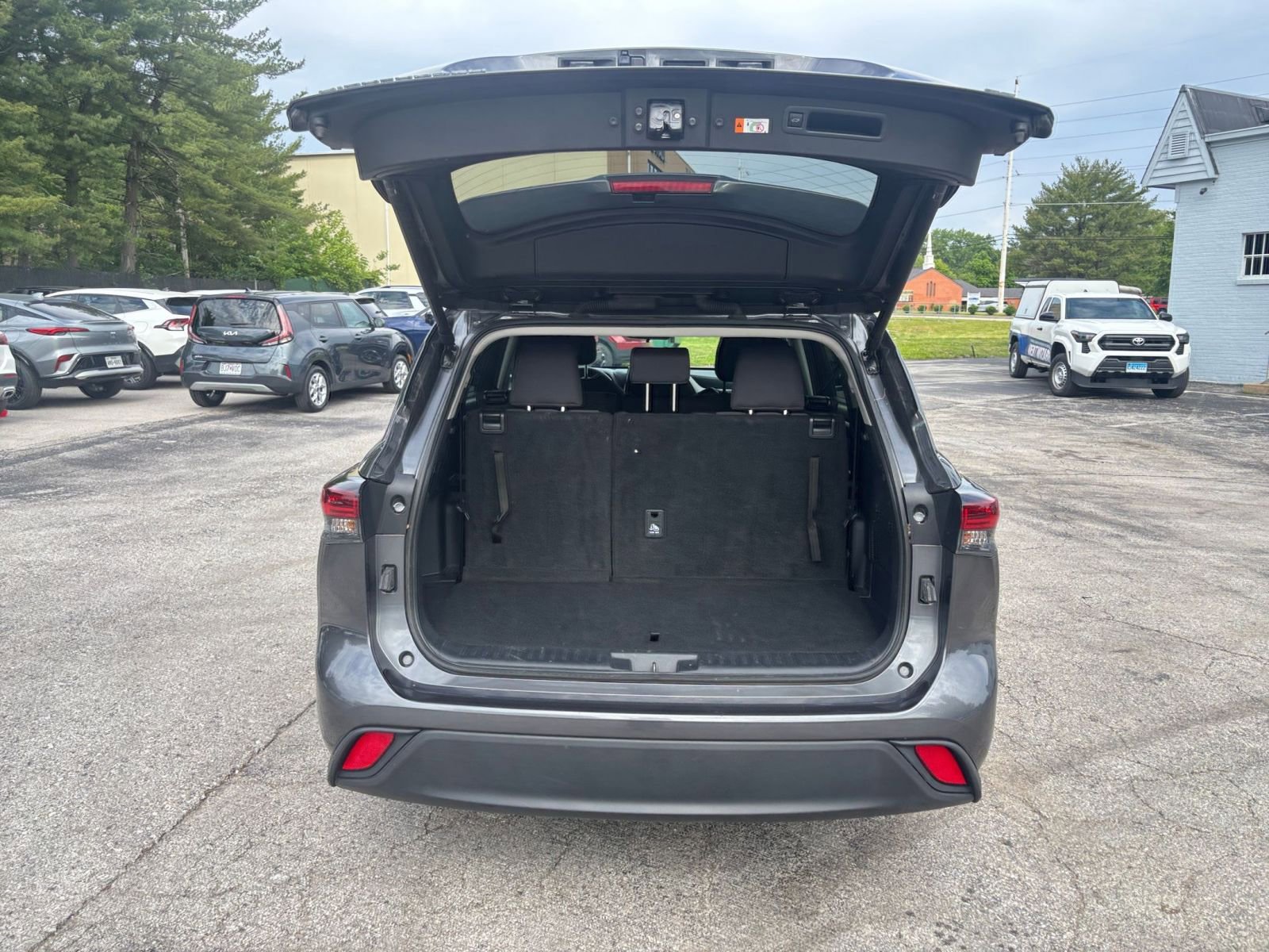 Used 2025 Toyota Highlander LE FWD image 33