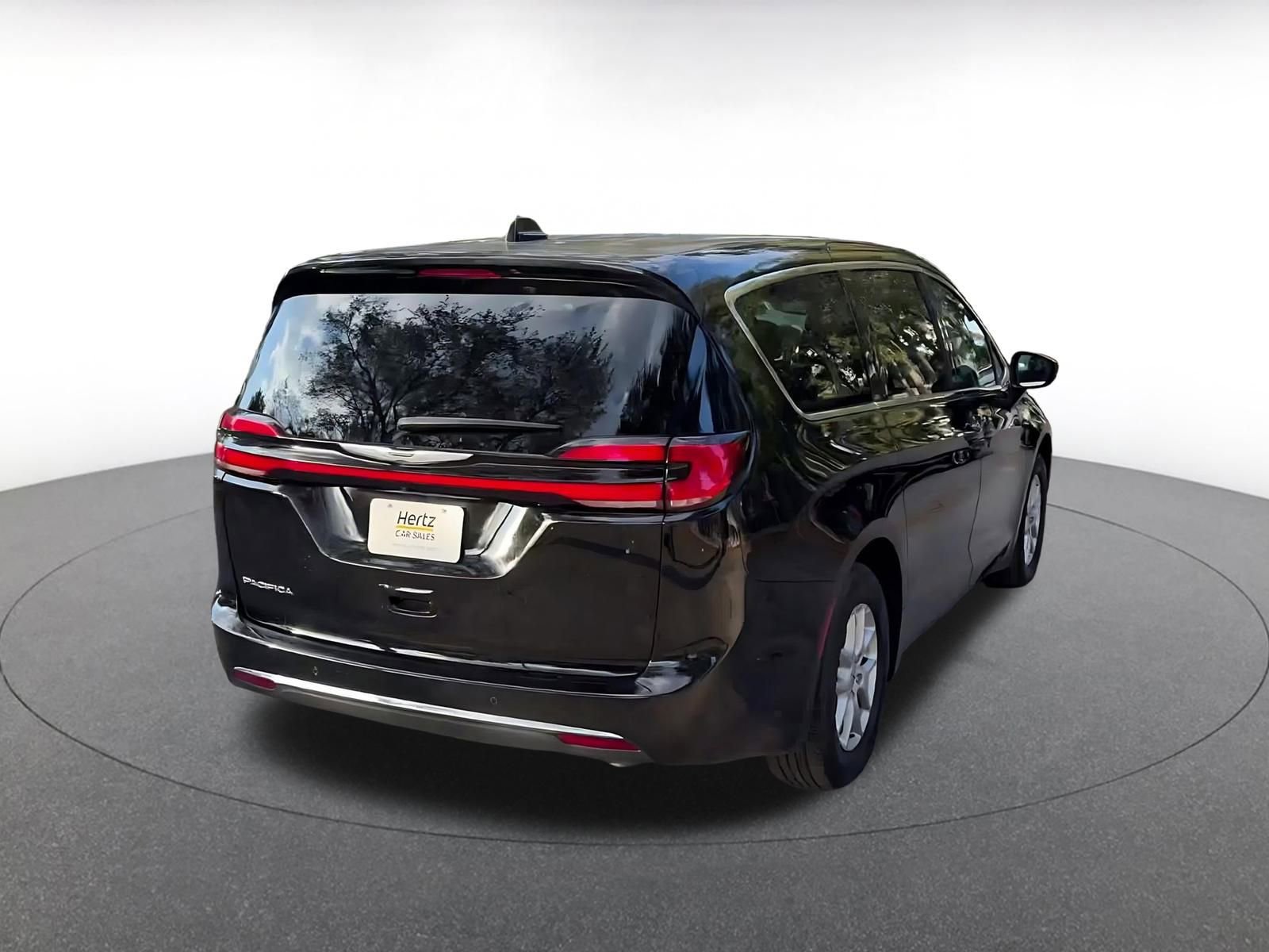 Used 2024 Chrysler Pacifica Touring-L image 14