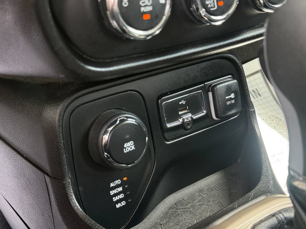 Used 2017 Jeep Renegade Latitude w/ Cold Weather Group AWD/4WD image 22