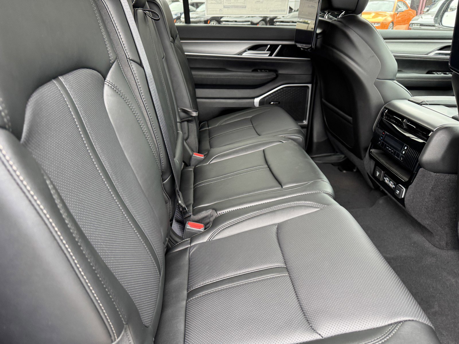 New 2025 Jeep Wagoneer L Series II w/ Premium Group I image 10