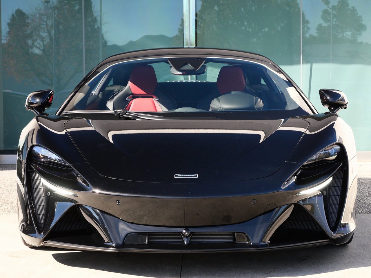 Used 2024 McLaren Artura image 2