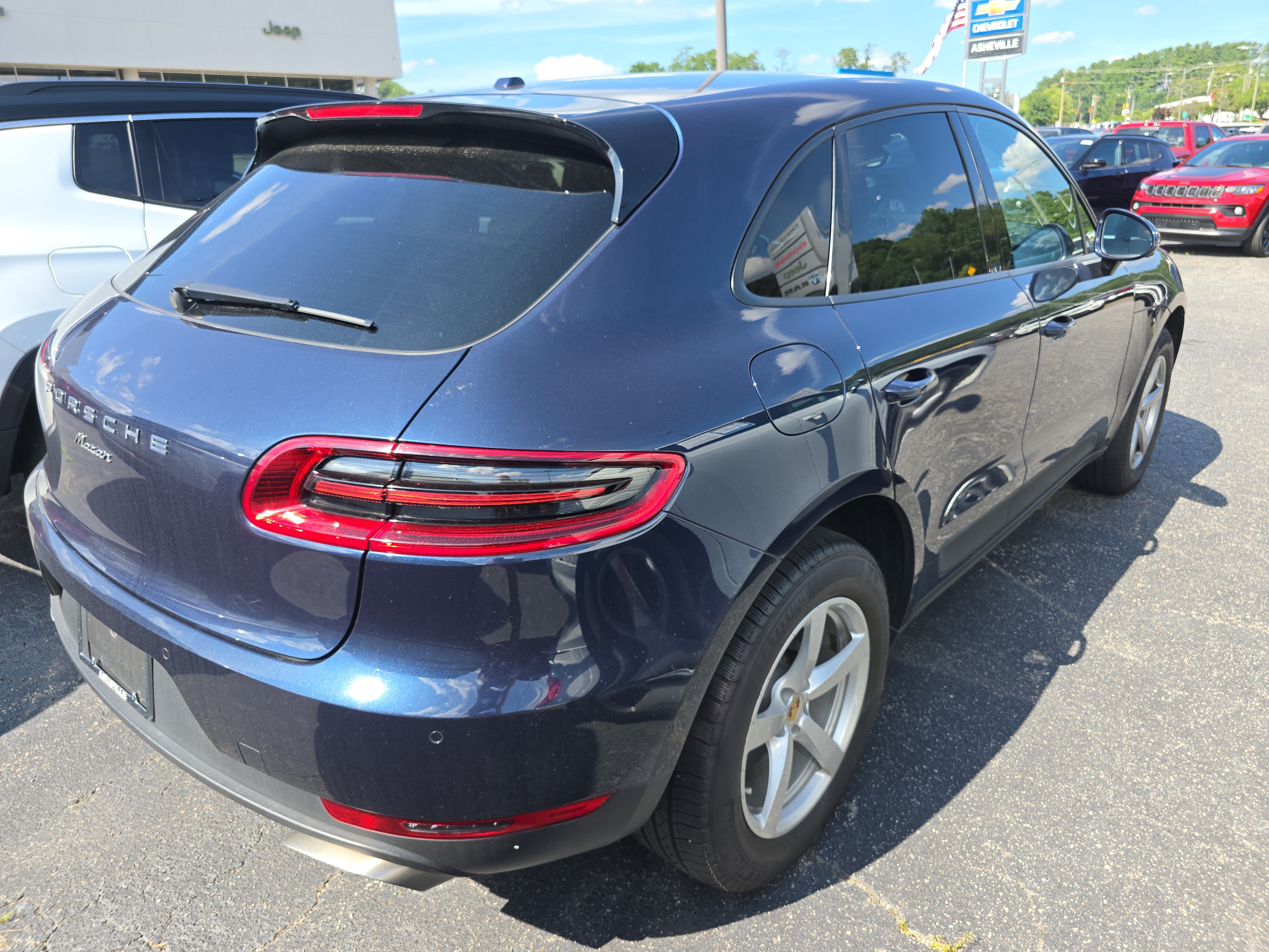 Used 2018 Porsche Macan AWD/4WD image 2