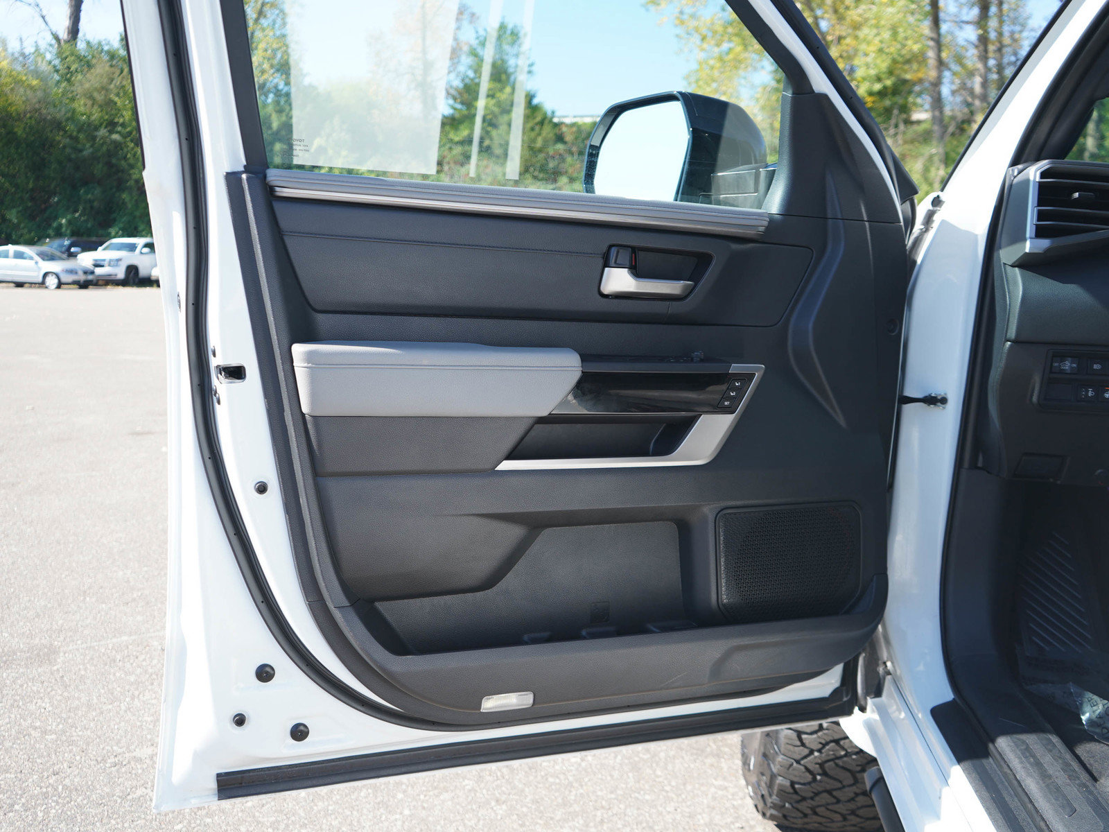 Used 2025 Toyota Tundra Limited AWD/4WD image 17