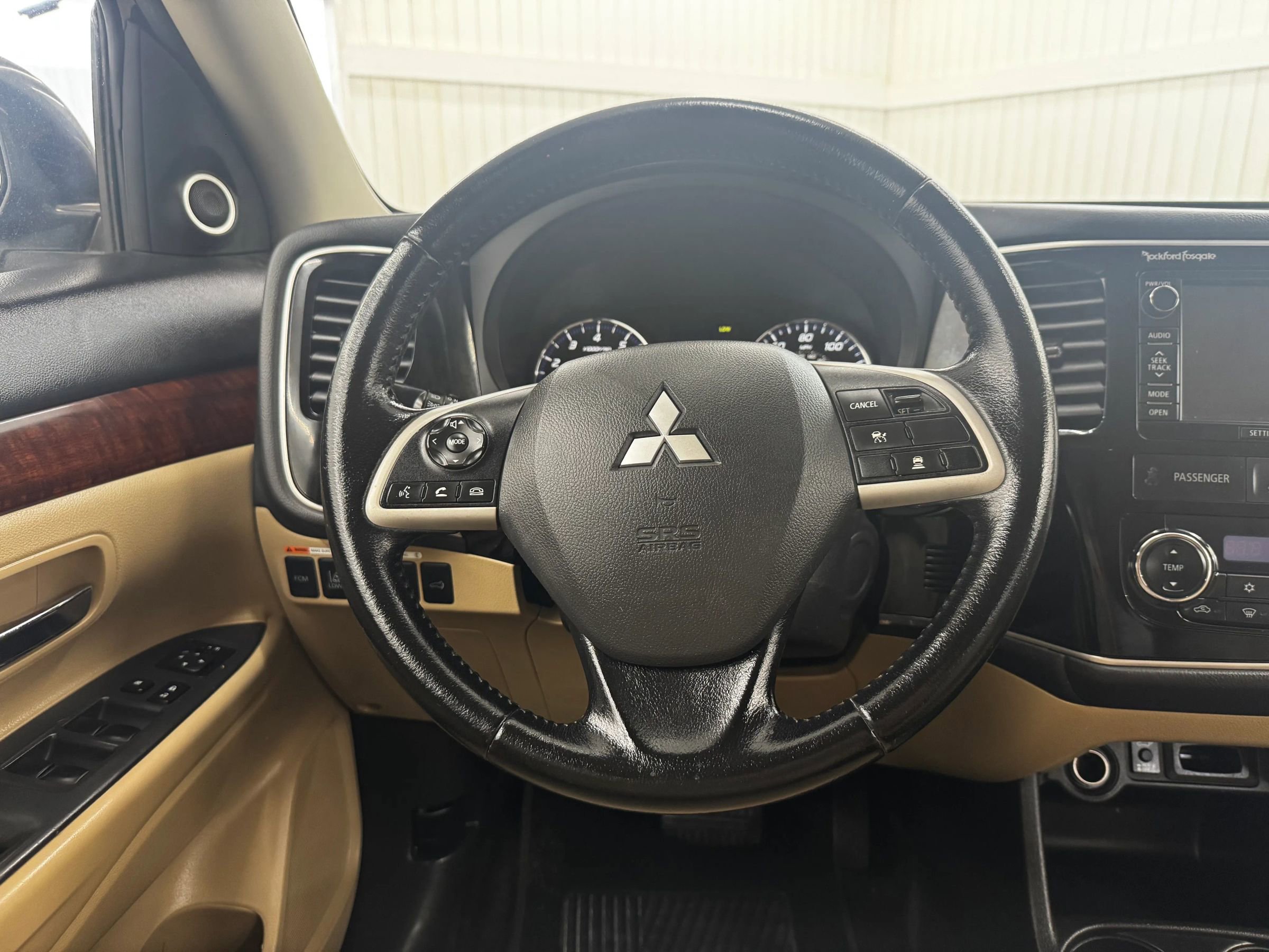 Used 2014 Mitsubishi Outlander SE image 16