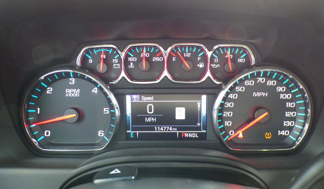 Used 2018 Chevrolet Suburban LT RWD image 16