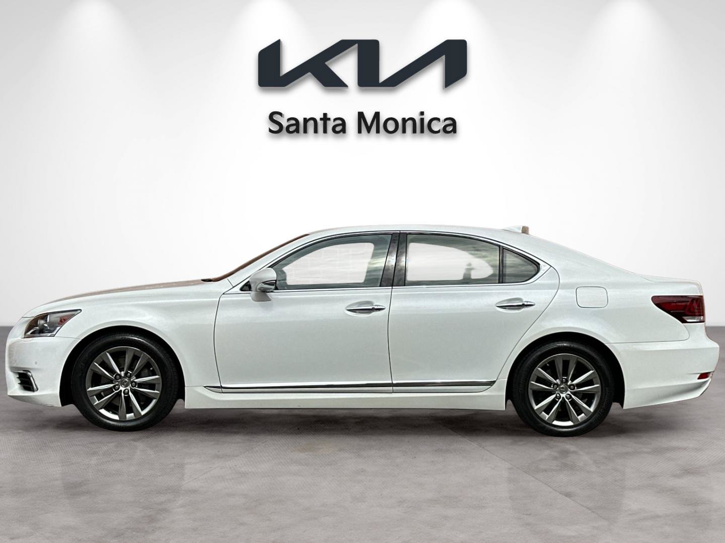 Used 2015 Lexus LS 460 w/ Comfort Package RWD image 3