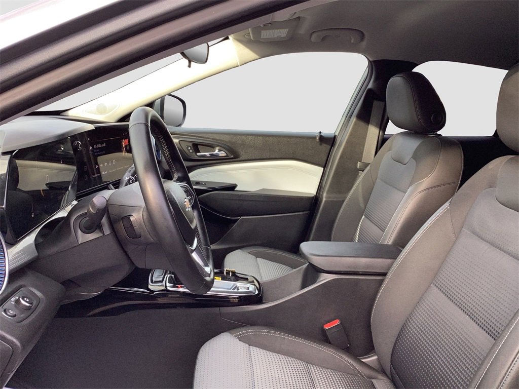 Used 2024 Chevrolet Trax LT w/ LT Convenience Package image 9