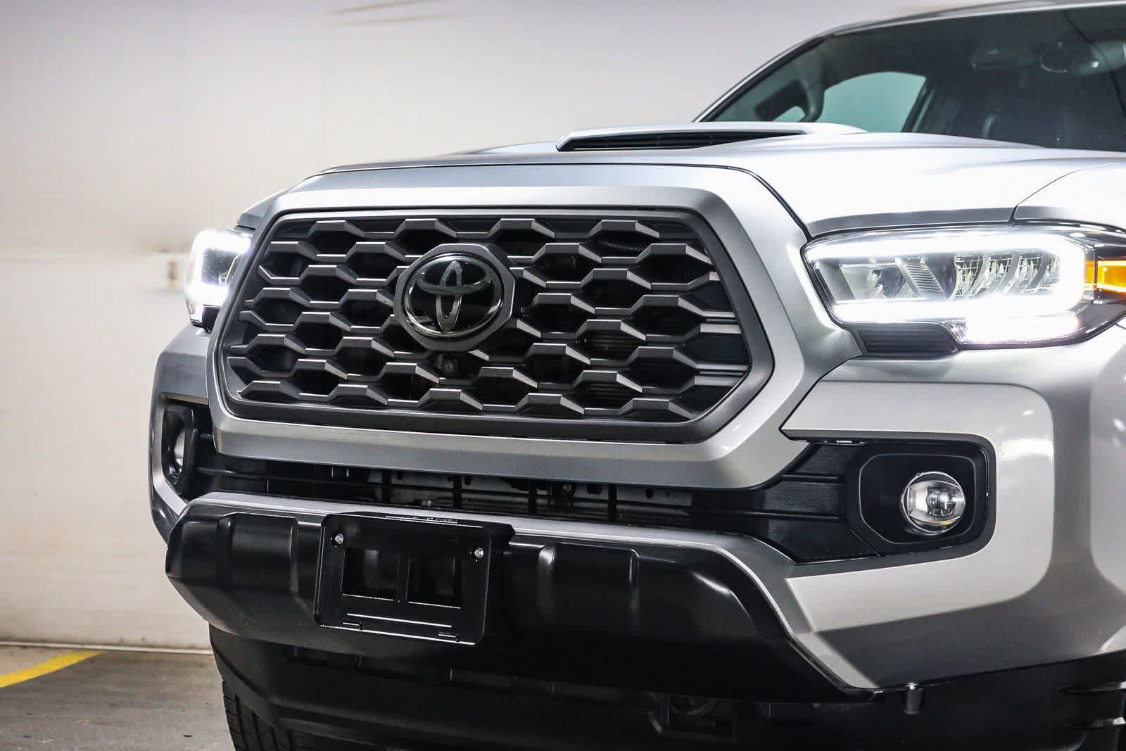 Certified 2022 Toyota Tacoma TRD Sport w/ TRD Premium Sport Package AWD/4WD image 8