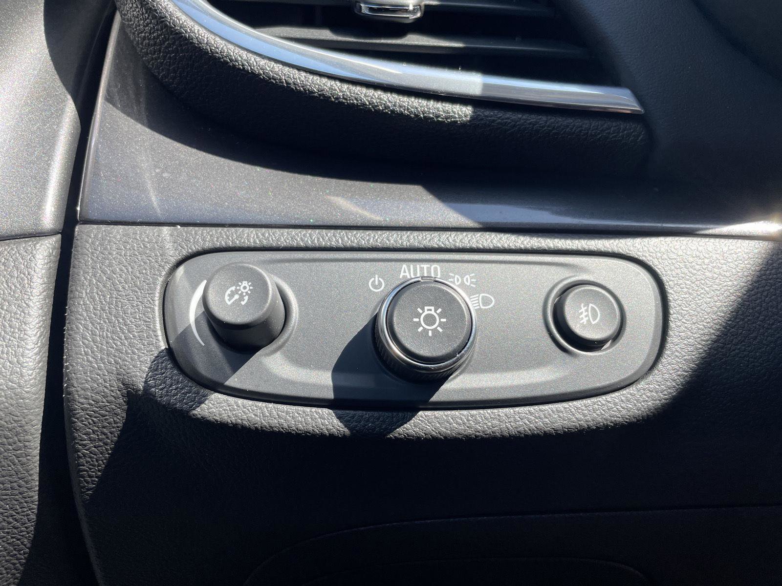 Used 2020 Buick Encore Essence AWD/4WD image 19