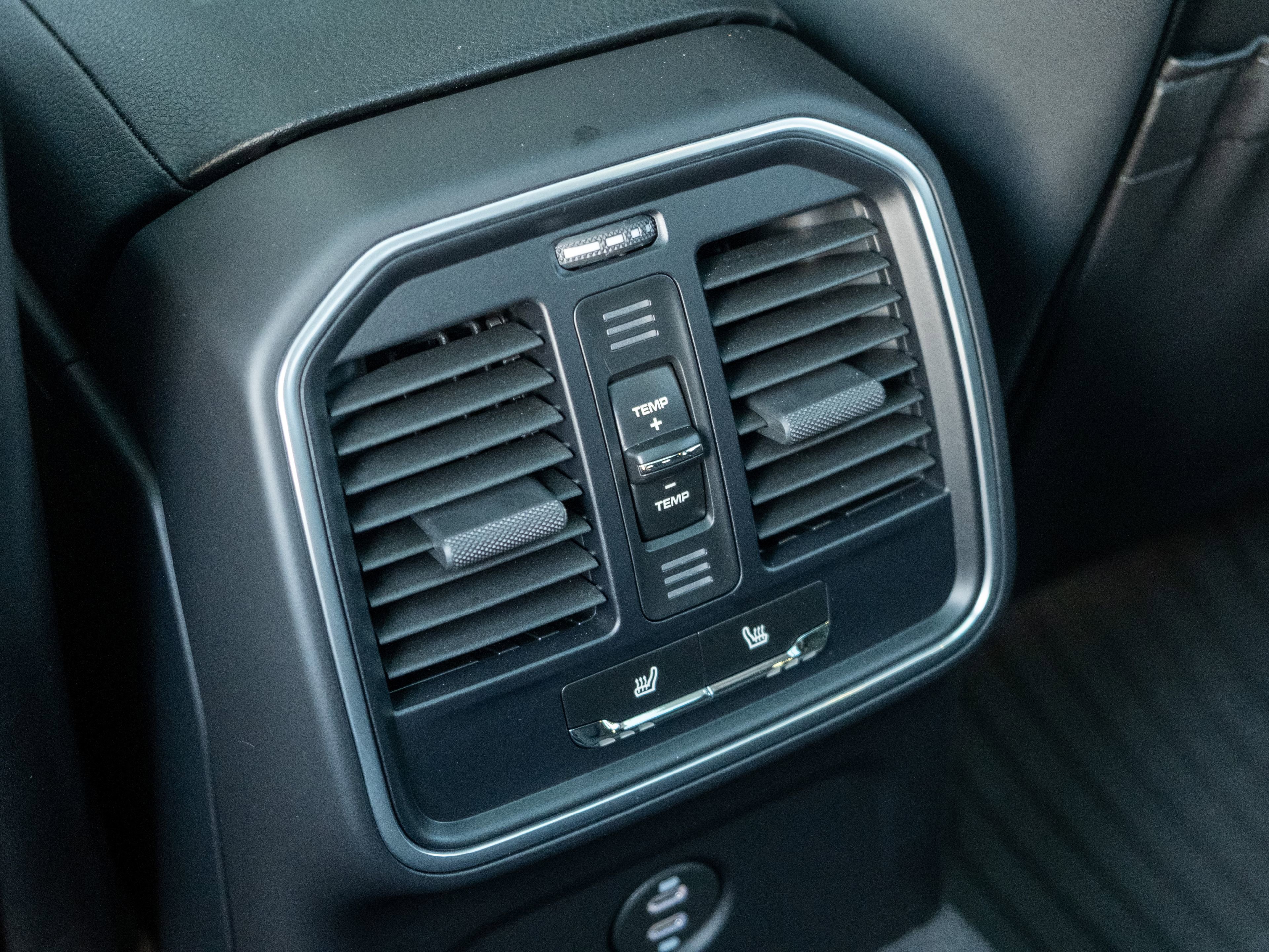 Certified 2026 Porsche Macan AWD/4WD image 39