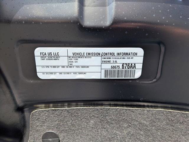 Used 2025 Chrysler Pacifica Select image 23