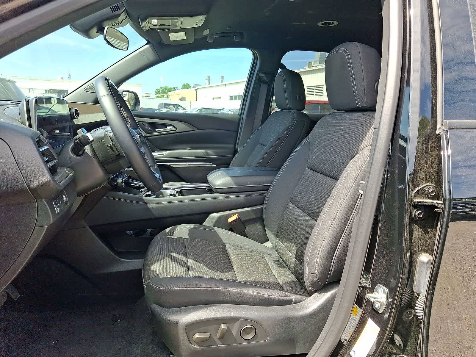 Used 2025 Chevrolet Traverse LT w/ Enhanced Driving Package image 25