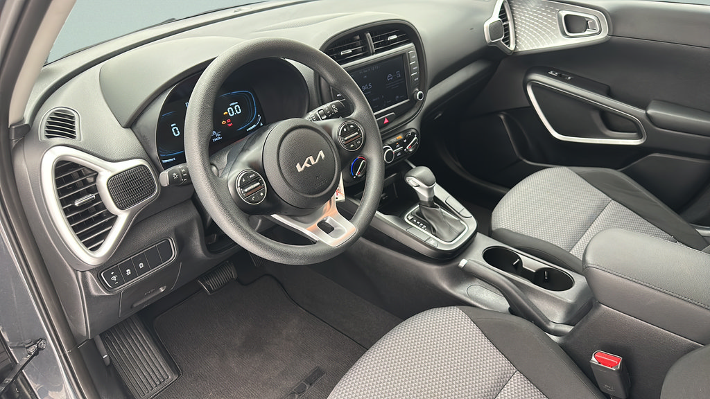 Used 2025 Kia Soul LX w/ LX Technology Package FWD image 11