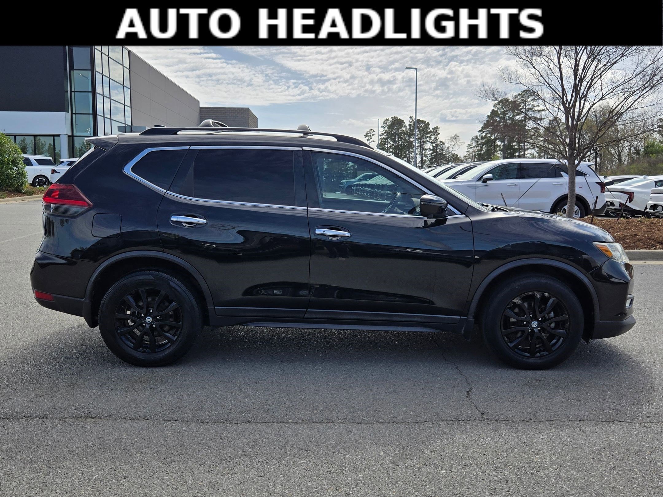 Used 2018 Nissan Rogue SV w/ Premium Package image 8