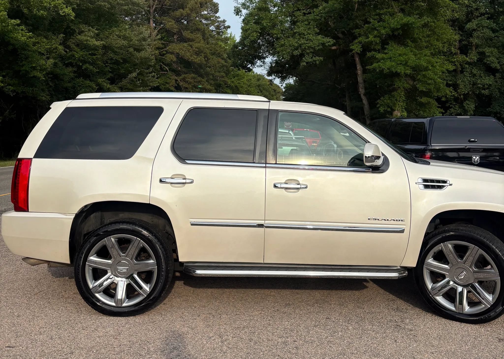 Used 2011 Cadillac Escalade Premium AWD/4WD image 7