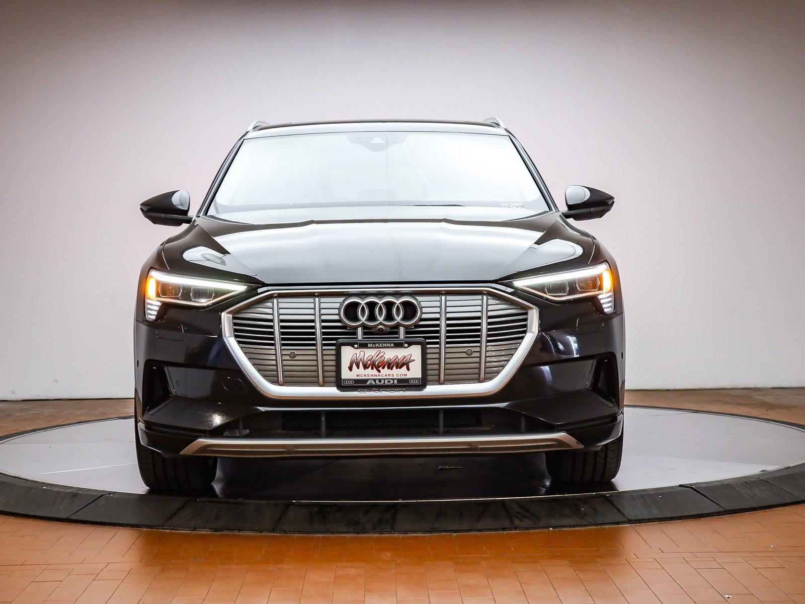 Used 2021 Audi e-tron Premium Plus w/ Premium Plus Package image 2