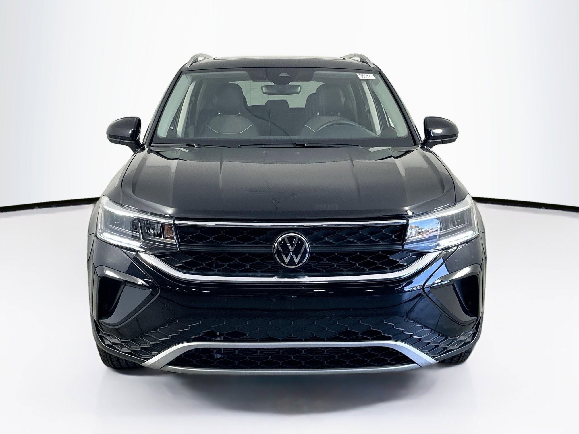 Used 2023 Volkswagen Taos SE image 2