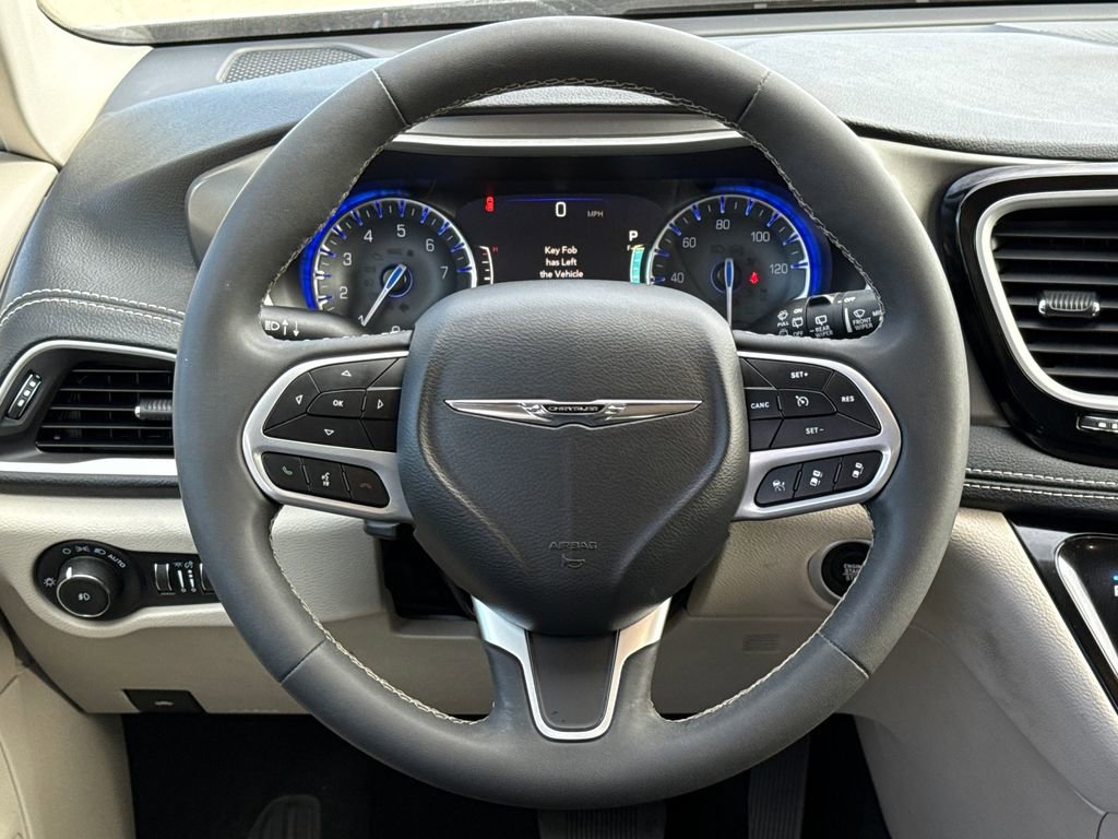 Used 2023 Chrysler Pacifica Touring-L FWD image 14