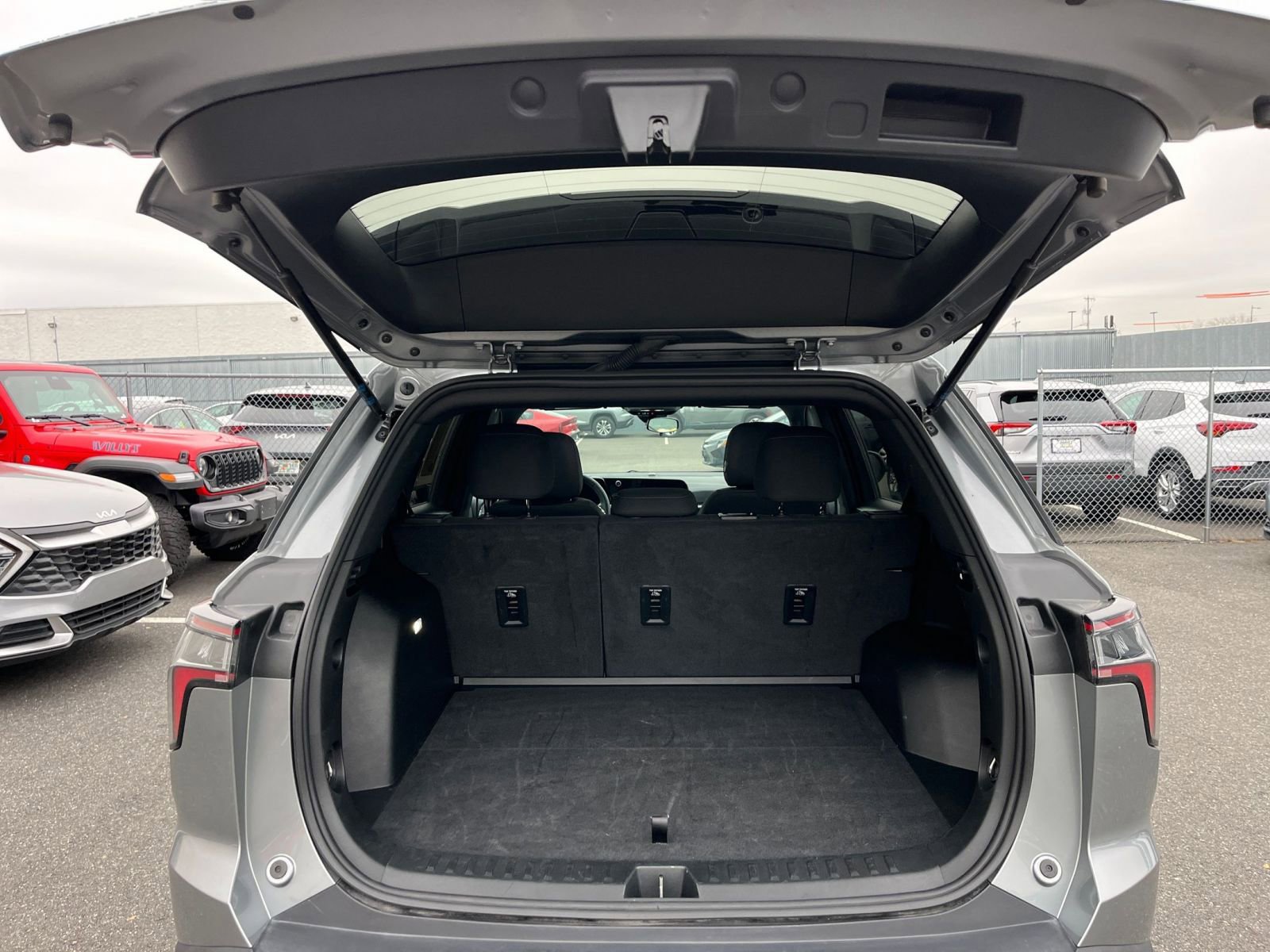 Used 2025 Chevrolet Equinox LT image 30