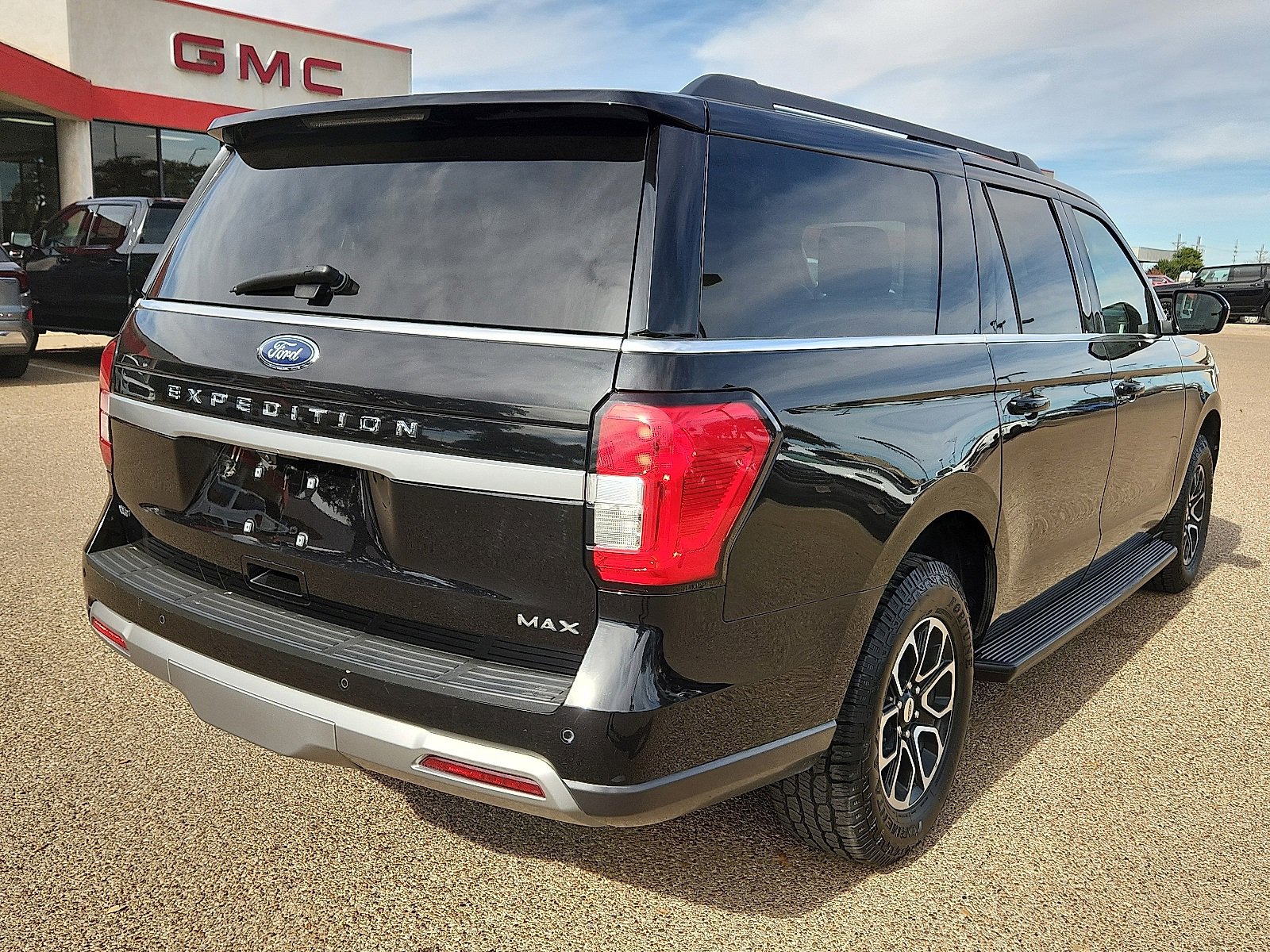 Used 2024 Ford Expedition Max XLT image 4