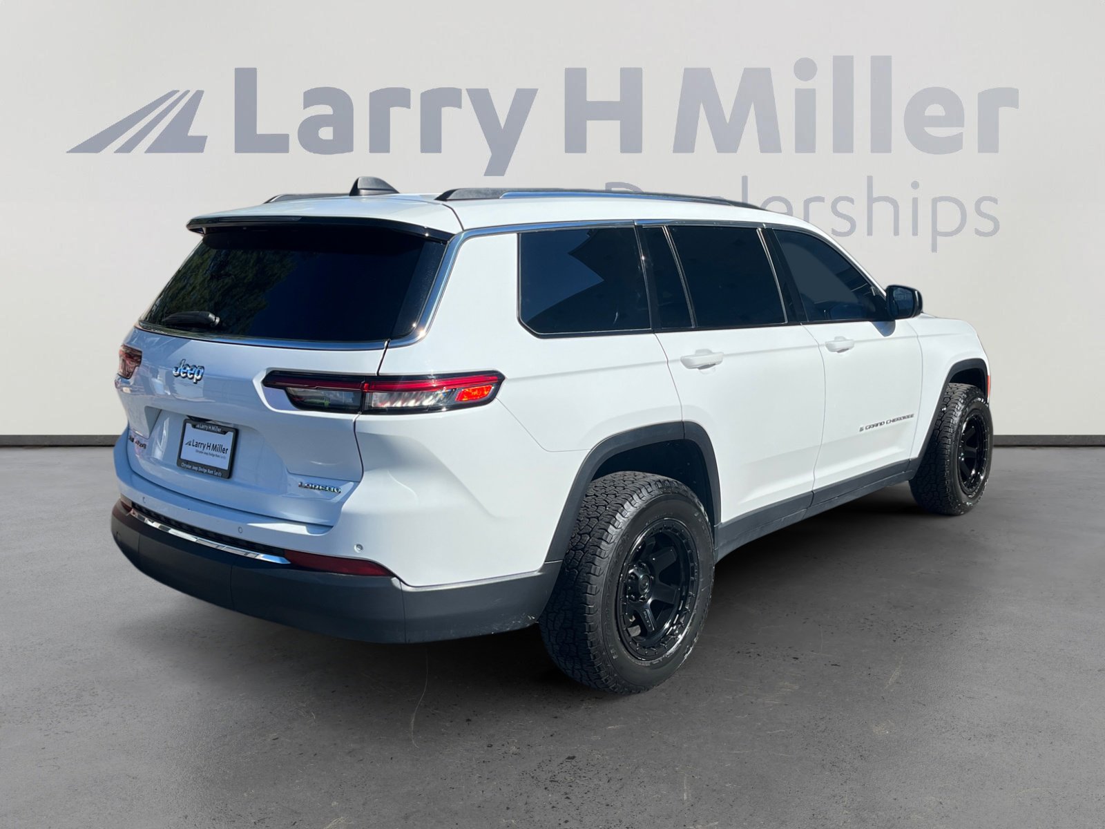 Used 2021 Jeep Grand Cherokee L Laredo w/ Luxury Tech Group I AWD/4WD image 5