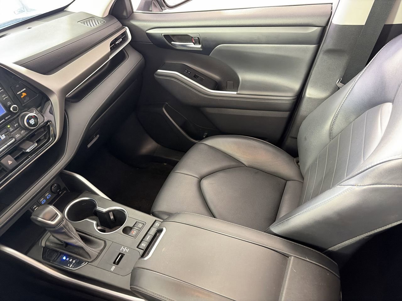 Used 2022 Toyota Highlander XLE FWD image 22