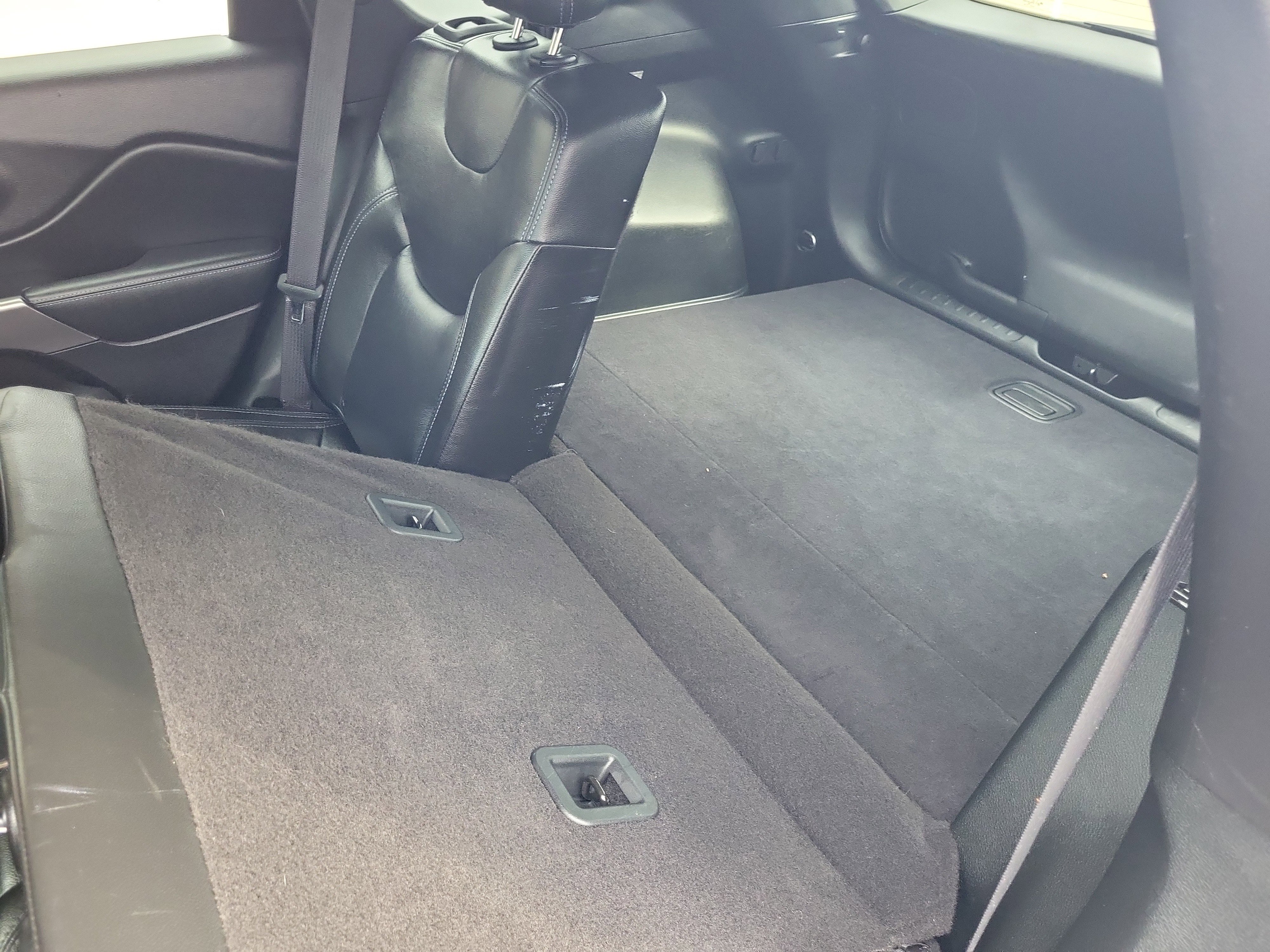 Used 2019 Jeep Cherokee Latitude w/ Popular Appearance Group image 10