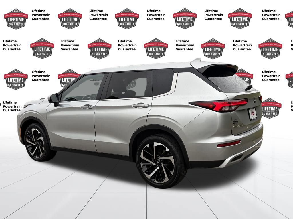 Used 2024 Mitsubishi Outlander SE image 3